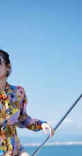 古力娜扎印花衬衫搭短牛仔裤唯美海上小游轮写真