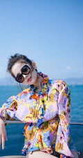 古力娜扎印花衬衫搭短牛仔裤唯美海上小游轮写真