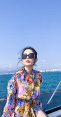 古力娜扎印花衬衫搭短牛仔裤唯美海上小游轮写真