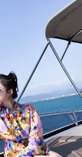 古力娜扎印花衬衫搭短牛仔裤唯美海上小游轮写真