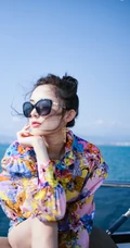 古力娜扎印花衬衫搭短牛仔裤唯美海上小游轮写真