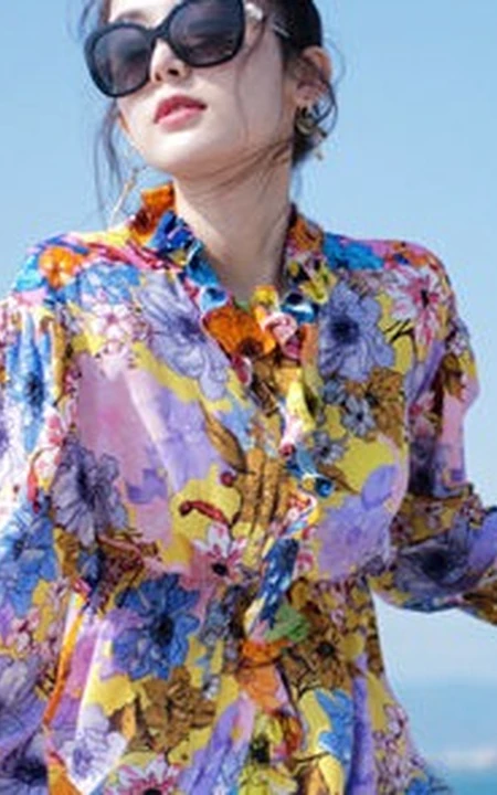 古力娜扎印花衬衫搭短牛仔裤唯美海上小游轮写真