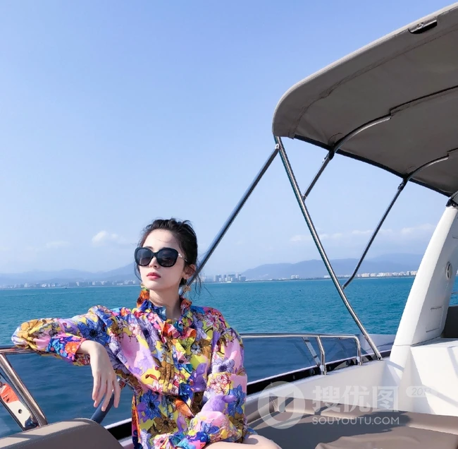 古力娜扎印花衬衫搭短牛仔裤唯美海上小游轮写真
