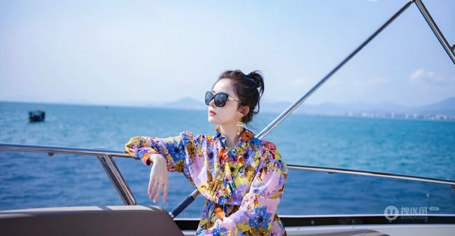 古力娜扎印花衬衫搭短牛仔裤唯美海上小游轮写真