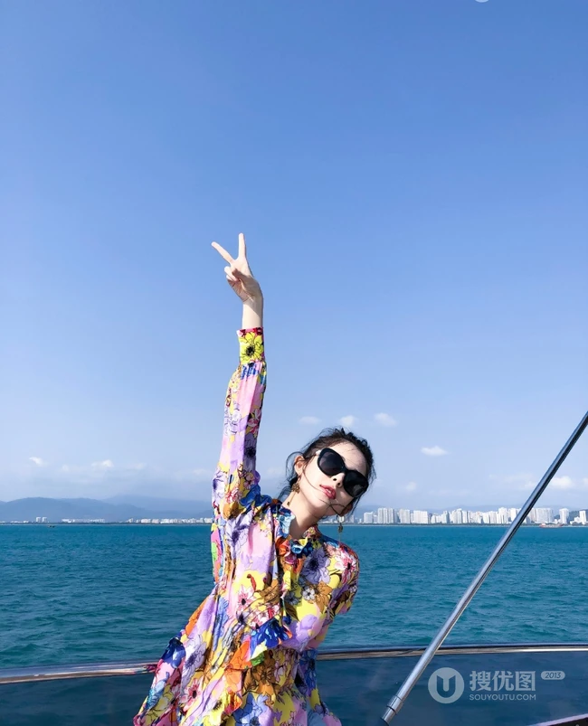 古力娜扎印花衬衫搭短牛仔裤唯美海上小游轮写真
