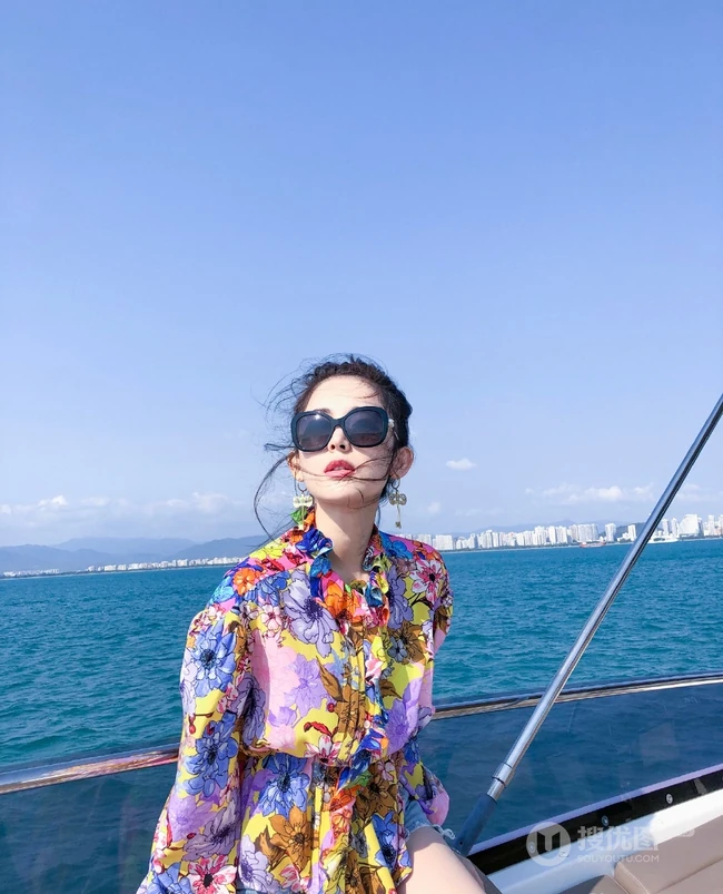 古力娜扎印花衬衫搭短牛仔裤唯美海上小游轮写真