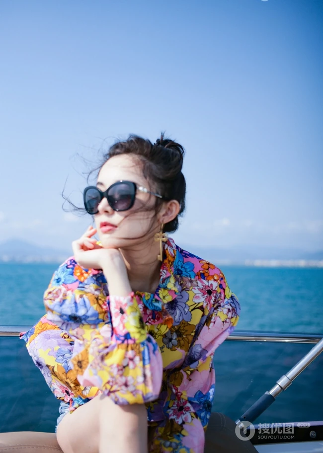 古力娜扎印花衬衫搭短牛仔裤唯美海上小游轮写真