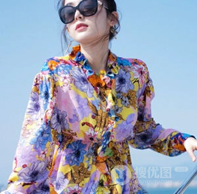 古力娜扎印花衬衫搭短牛仔裤唯美海上小游轮写真