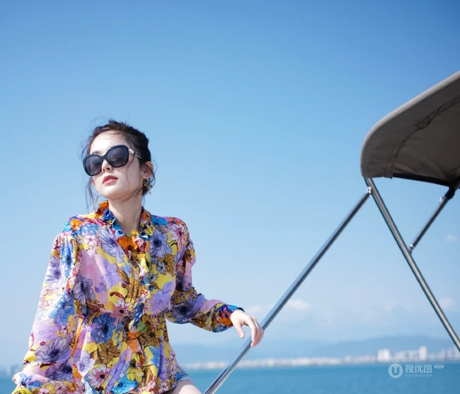 古力娜扎印花衬衫搭短牛仔裤唯美海上小游轮写真
