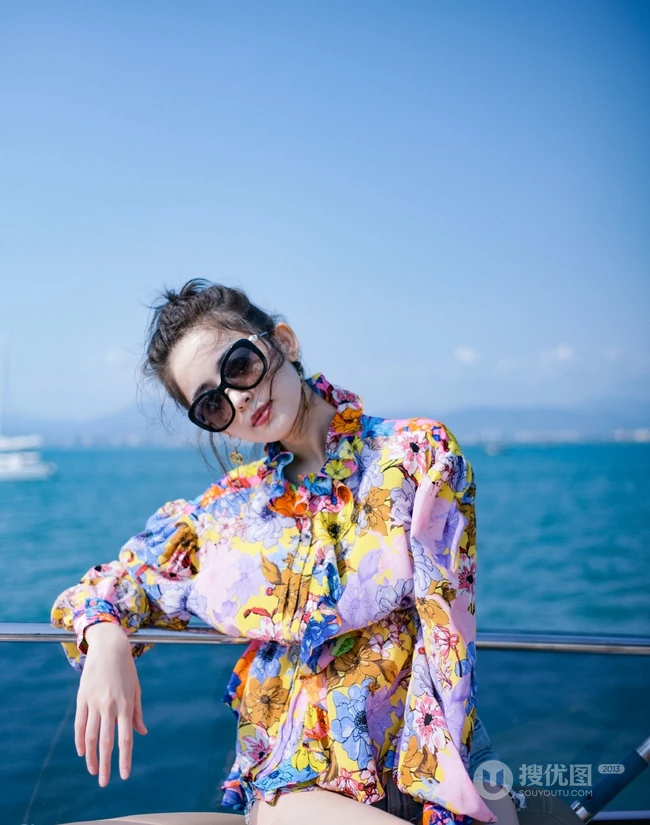 古力娜扎印花衬衫搭短牛仔裤唯美海上小游轮写真
