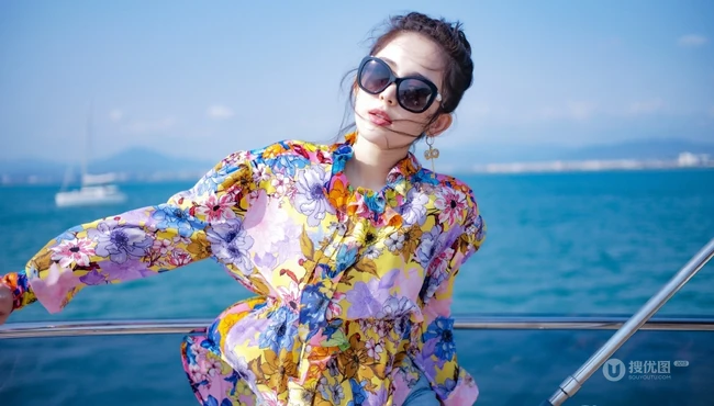 古力娜扎印花衬衫搭短牛仔裤唯美海上小游轮写真