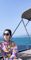 古力娜扎印花衬衫搭短牛仔裤唯美海上小游轮写真