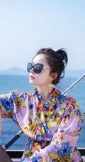 古力娜扎印花衬衫搭短牛仔裤唯美海上小游轮写真
