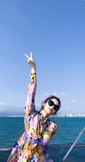 古力娜扎印花衬衫搭短牛仔裤唯美海上小游轮写真