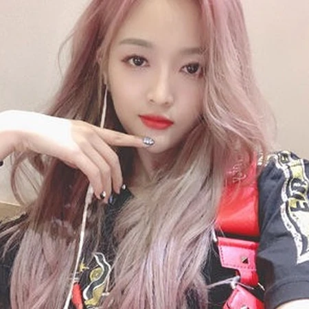 女明星吴宣仪个性时尚粉棕颜色长发自拍美图
