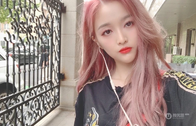女明星吴宣仪个性时尚粉棕颜色长发自拍美图 第7张