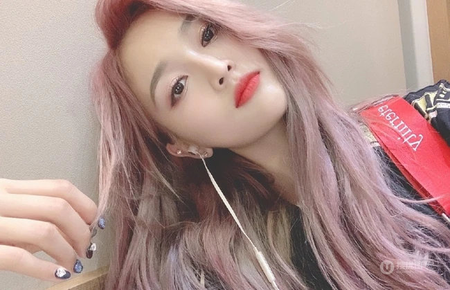 女明星吴宣仪个性时尚粉棕颜色长发自拍美图 第8张