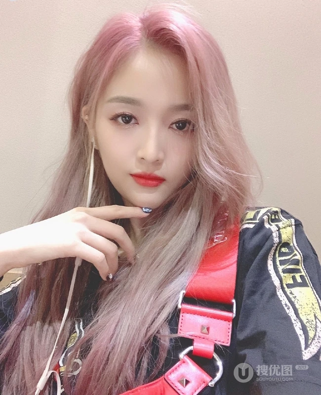 女明星吴宣仪个性时尚粉棕颜色长发自拍美图 第10张