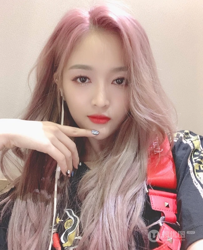 女明星吴宣仪个性时尚粉棕颜色长发自拍美图 第9张