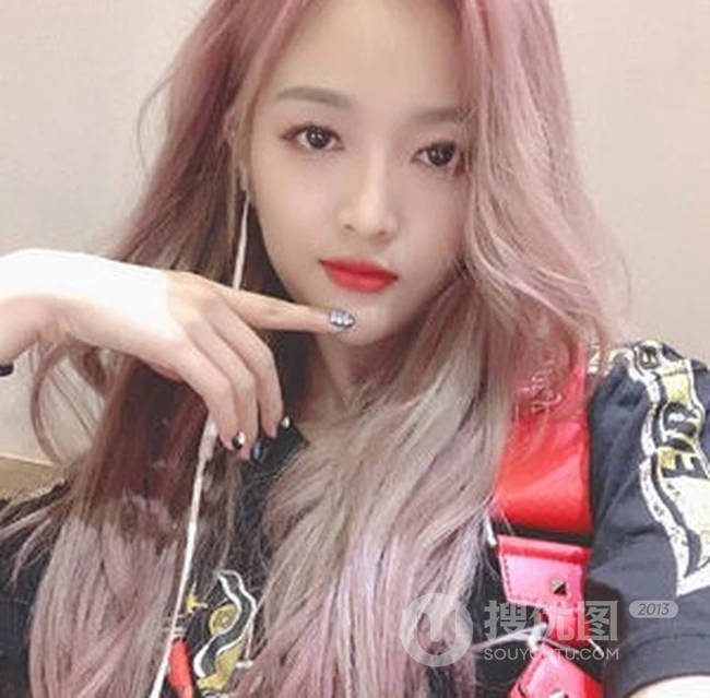 女明星吴宣仪个性时尚粉棕颜色长发自拍美图 第1张