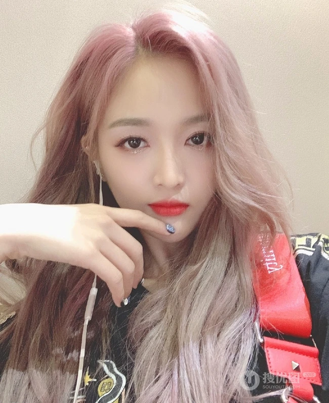 女明星吴宣仪个性时尚粉棕颜色长发自拍美图 第5张