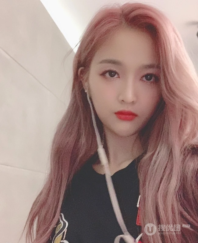 女明星吴宣仪个性时尚粉棕颜色长发自拍美图 第6张