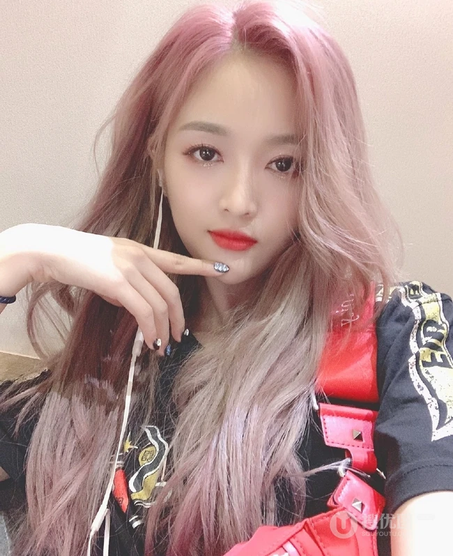 女明星吴宣仪个性时尚粉棕颜色长发自拍美图 第2张