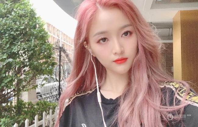 女明星吴宣仪个性时尚粉棕颜色长发自拍美图 第4张