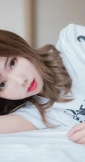 白袜装室内少女带字T恤加超短裙可爱唯美室内写真