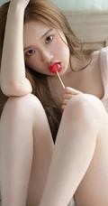 甜美文艺短裤线条感少女居家看书吃棒棒糖唯美写真