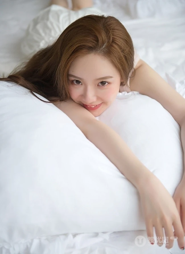 甜美文艺短裤线条感少女居家看书吃棒棒糖唯美写真