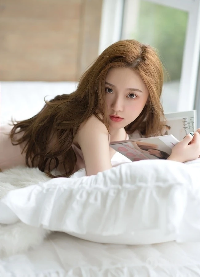 甜美文艺短裤线条感少女居家看书吃棒棒糖唯美写真