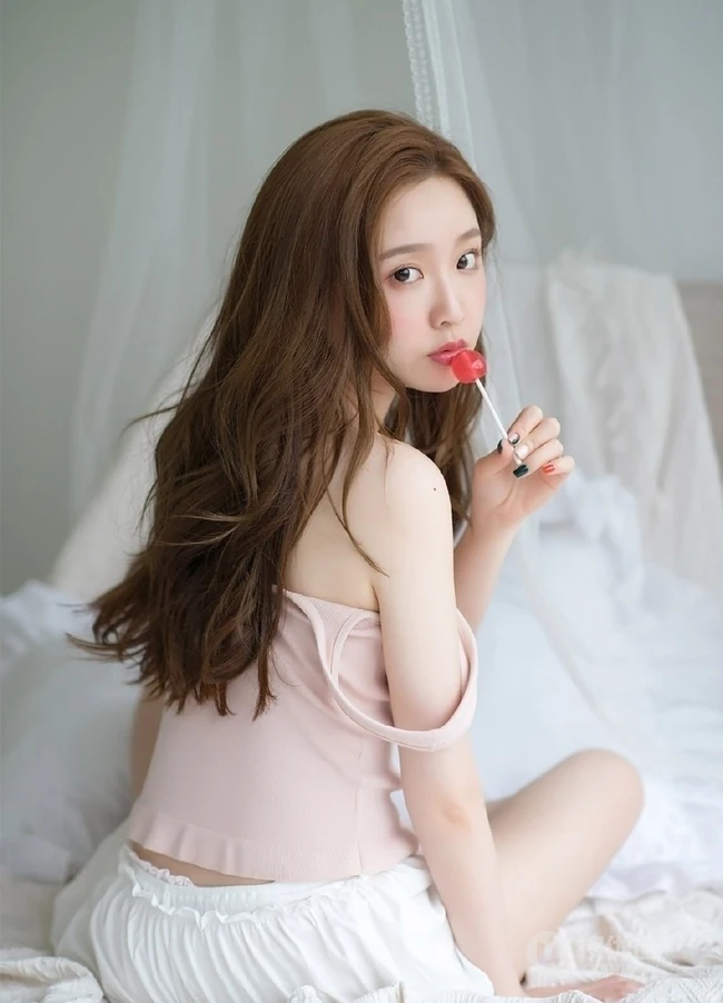 甜美文艺短裤线条感少女居家看书吃棒棒糖唯美写真