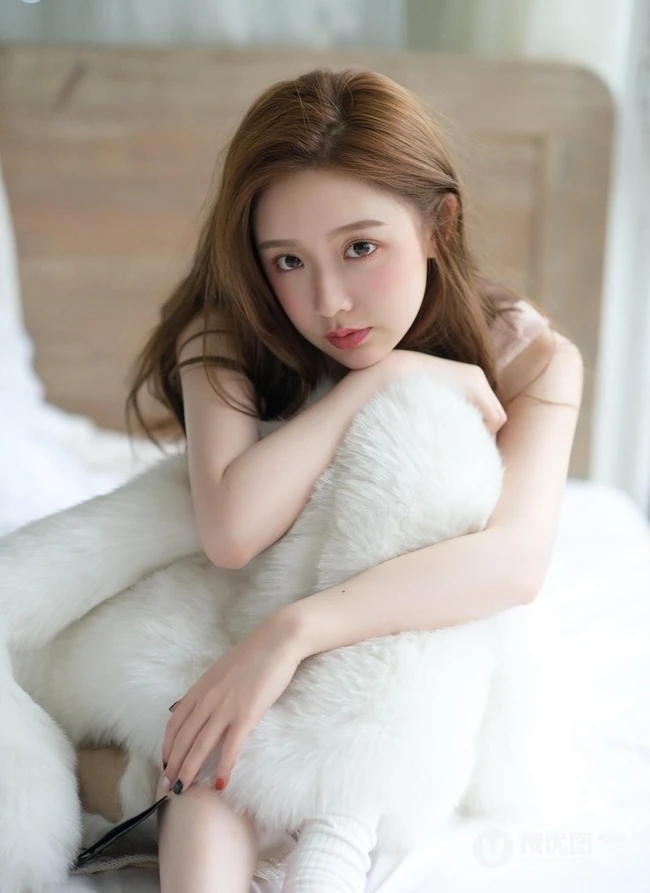 甜美文艺短裤线条感少女居家看书吃棒棒糖唯美写真