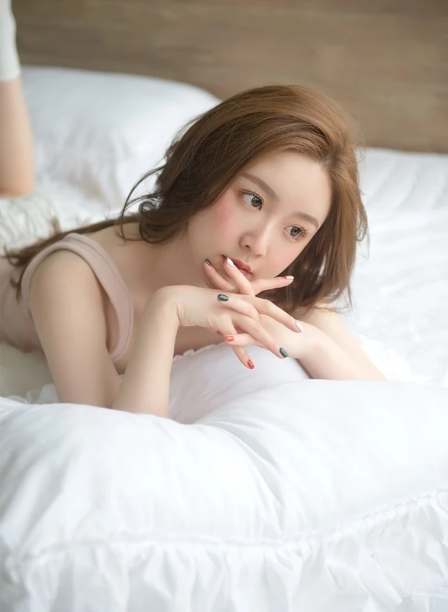 甜美文艺短裤线条感少女居家看书吃棒棒糖唯美写真