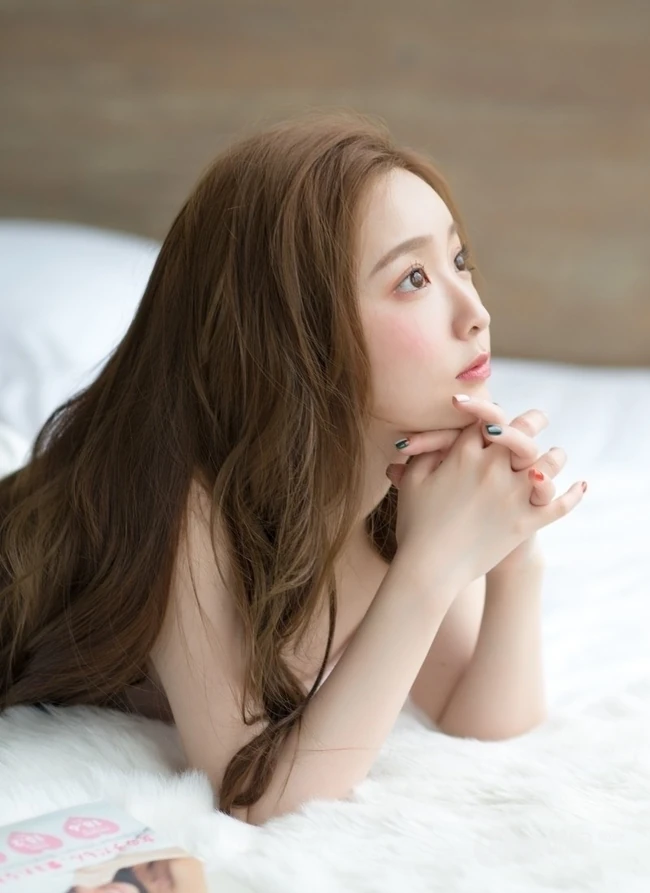 甜美文艺短裤线条感少女居家看书吃棒棒糖唯美写真