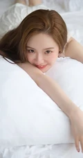甜美文艺短裤线条感少女居家看书吃棒棒糖唯美写真