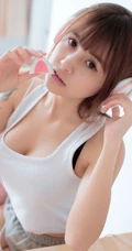 气质夏美酱紧身白背心灰短裤室内领口线条气质写真