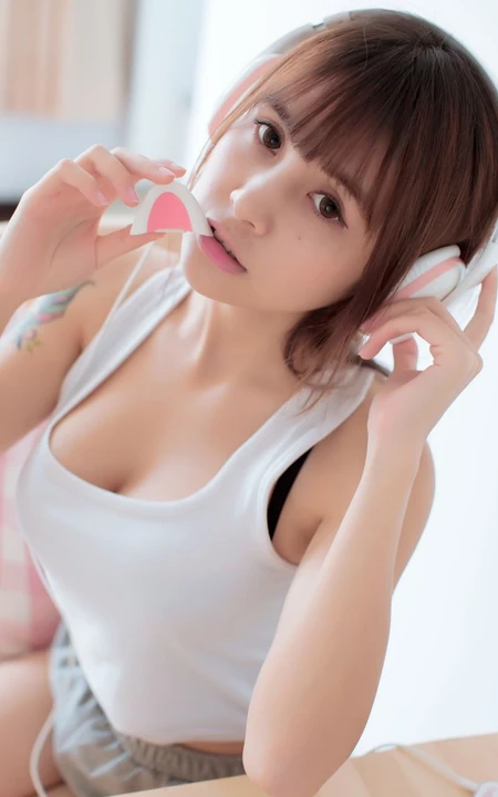 气质夏美酱紧身白背心灰短裤室内领口线条气质写真