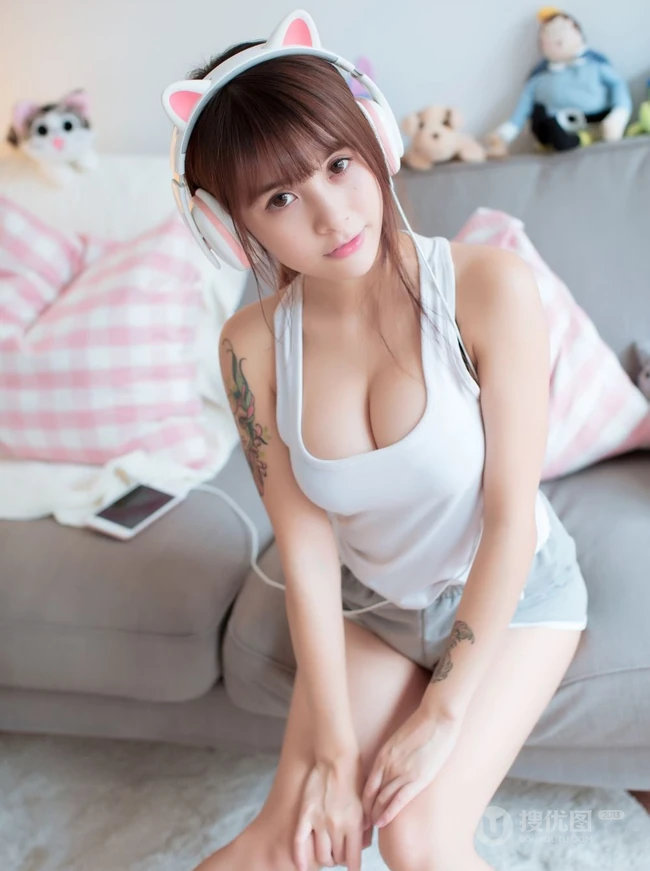 气质夏美酱紧身白背心灰短裤室内领口线条气质写真