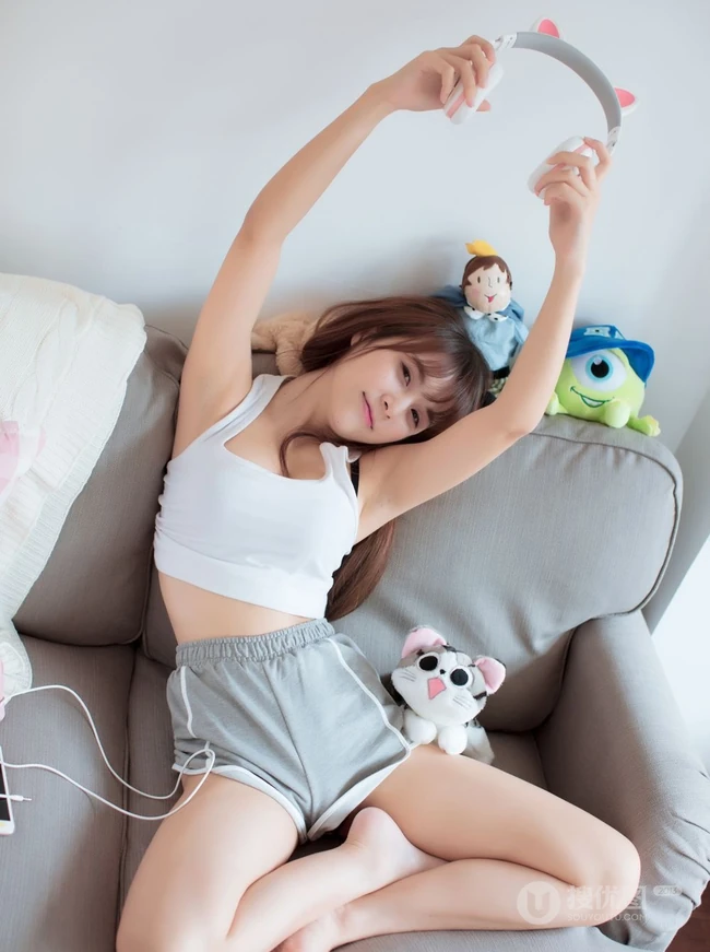 气质夏美酱紧身白背心灰短裤室内领口线条气质写真