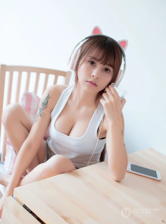 气质夏美酱紧身白背心灰短裤室内领口线条气质写真