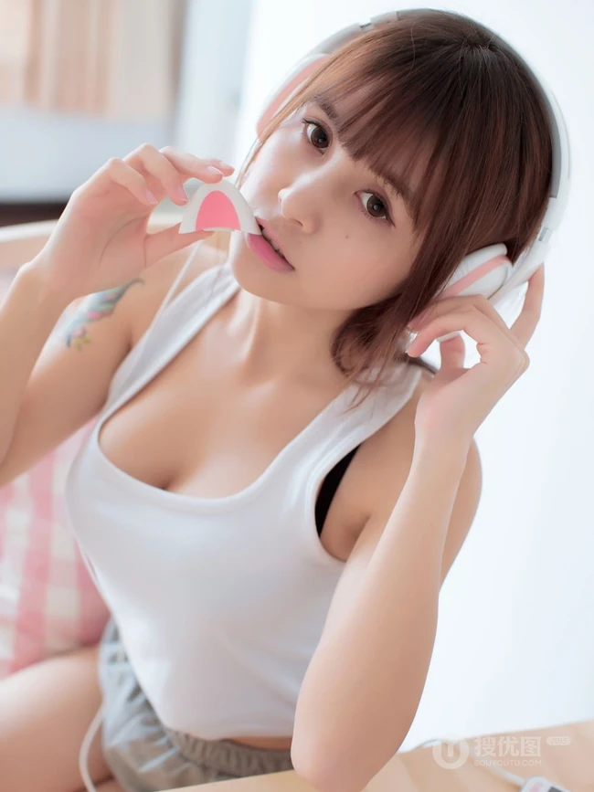 气质夏美酱紧身白背心灰短裤室内领口线条气质写真
