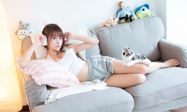 气质夏美酱紧身白背心灰短裤室内领口线条气质写真
