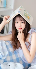 高颜值齐刘海可爱好看的女生室内甜美个人写真