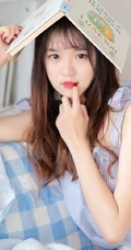 高颜值齐刘海可爱好看的女生室内甜美个人写真