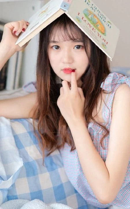高颜值齐刘海可爱好看的女生室内甜美个人写真