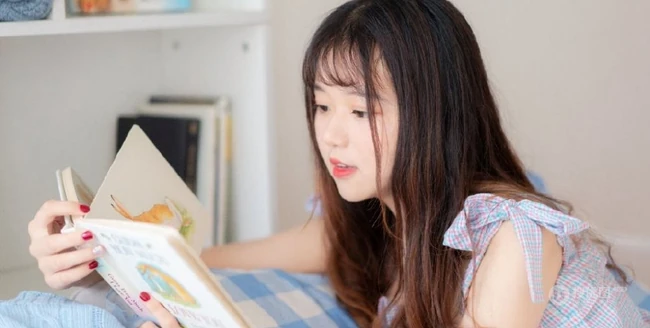 高颜值齐刘海可爱好看的女生室内甜美个人写真
