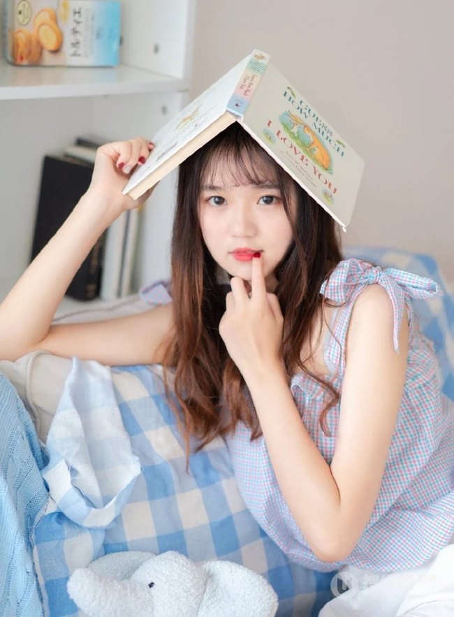 高颜值齐刘海可爱好看的女生室内甜美个人写真