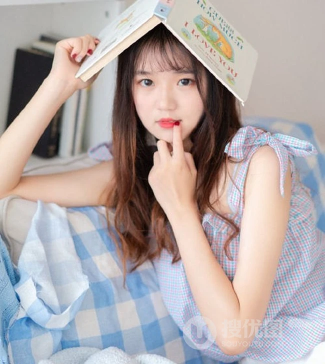高颜值齐刘海可爱好看的女生室内甜美个人写真